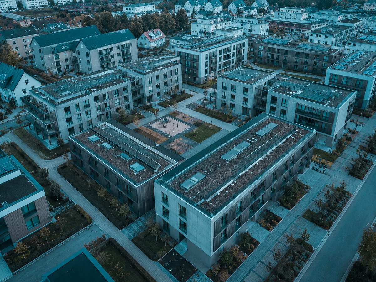 Drohnenaufnahme eines modernen Wohnquartiers von oben – Quartiersentwicklung als operativer Partner